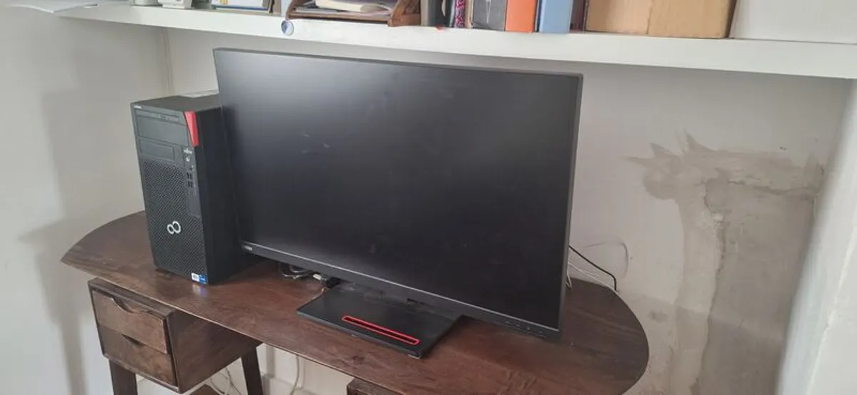 Powerful desktop computer with high-quality monitor - Image 2