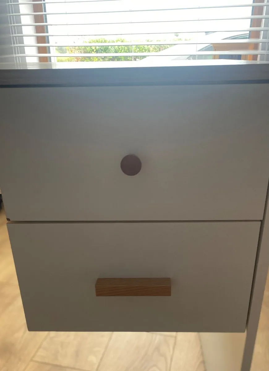 Children’s Desk/Dressing table - Image 2