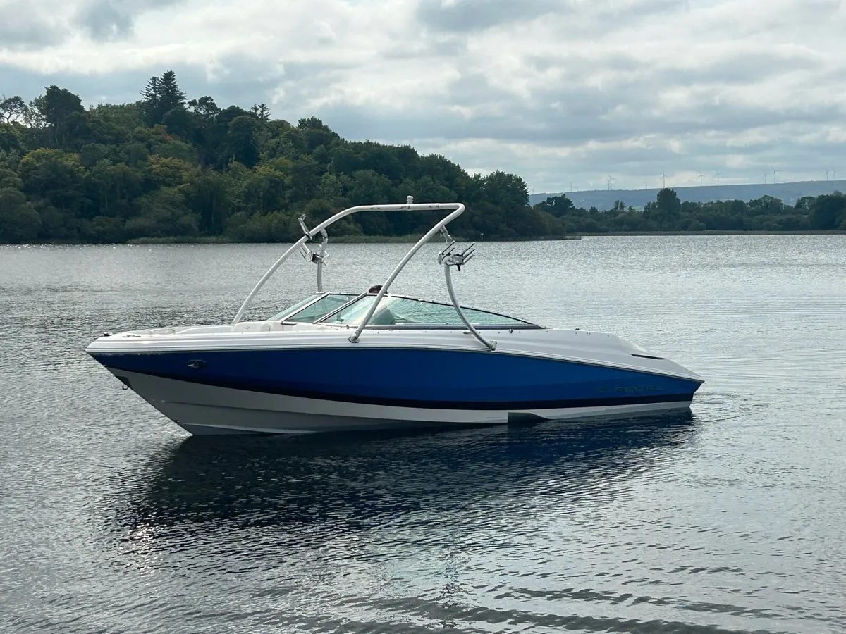 REGAL 2200 SPORTS BOAT BOW RIDER - Image 2