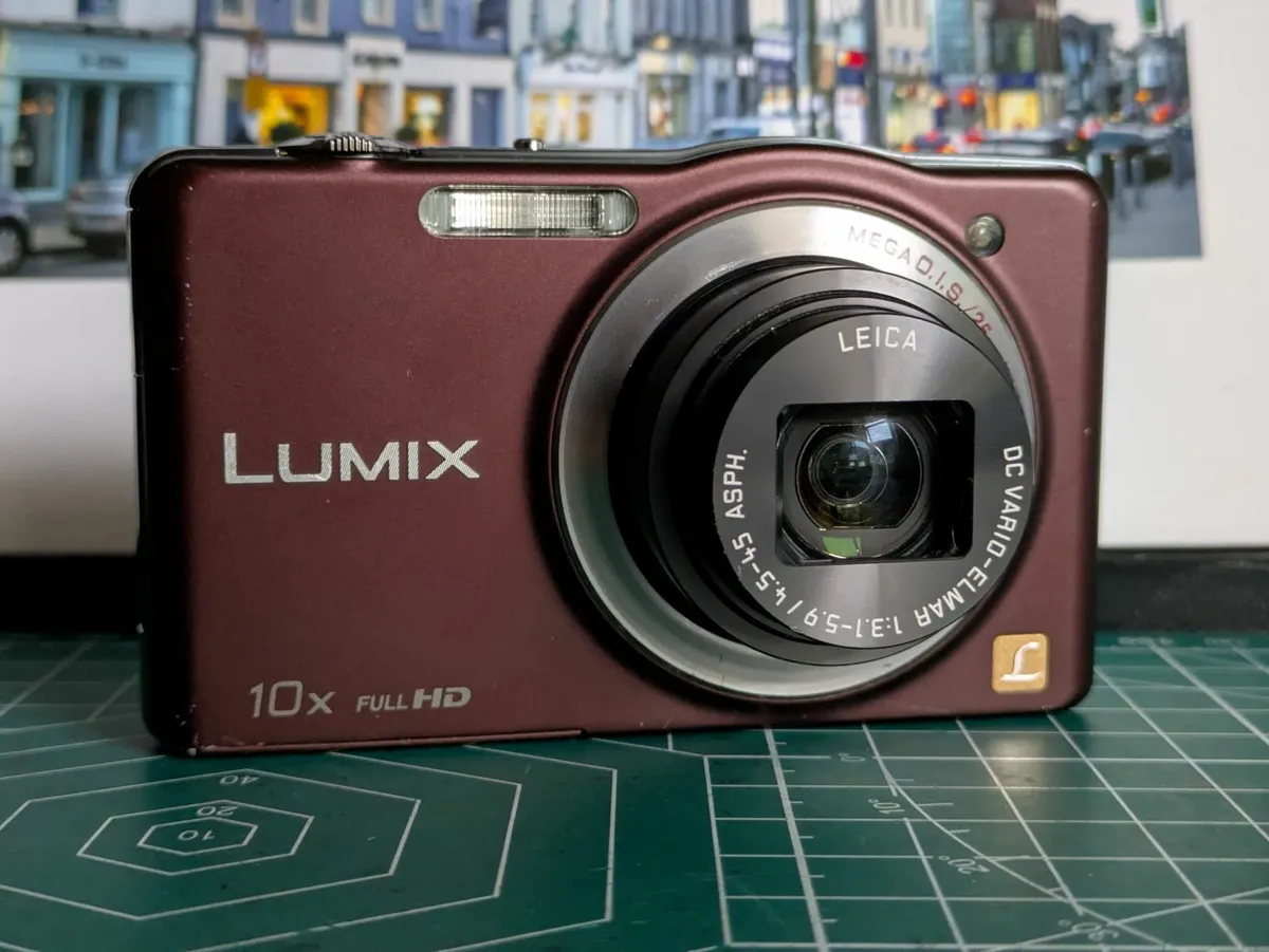 Panasonic Lumix SZ7 14MP compact camera Leica lens - Image 1