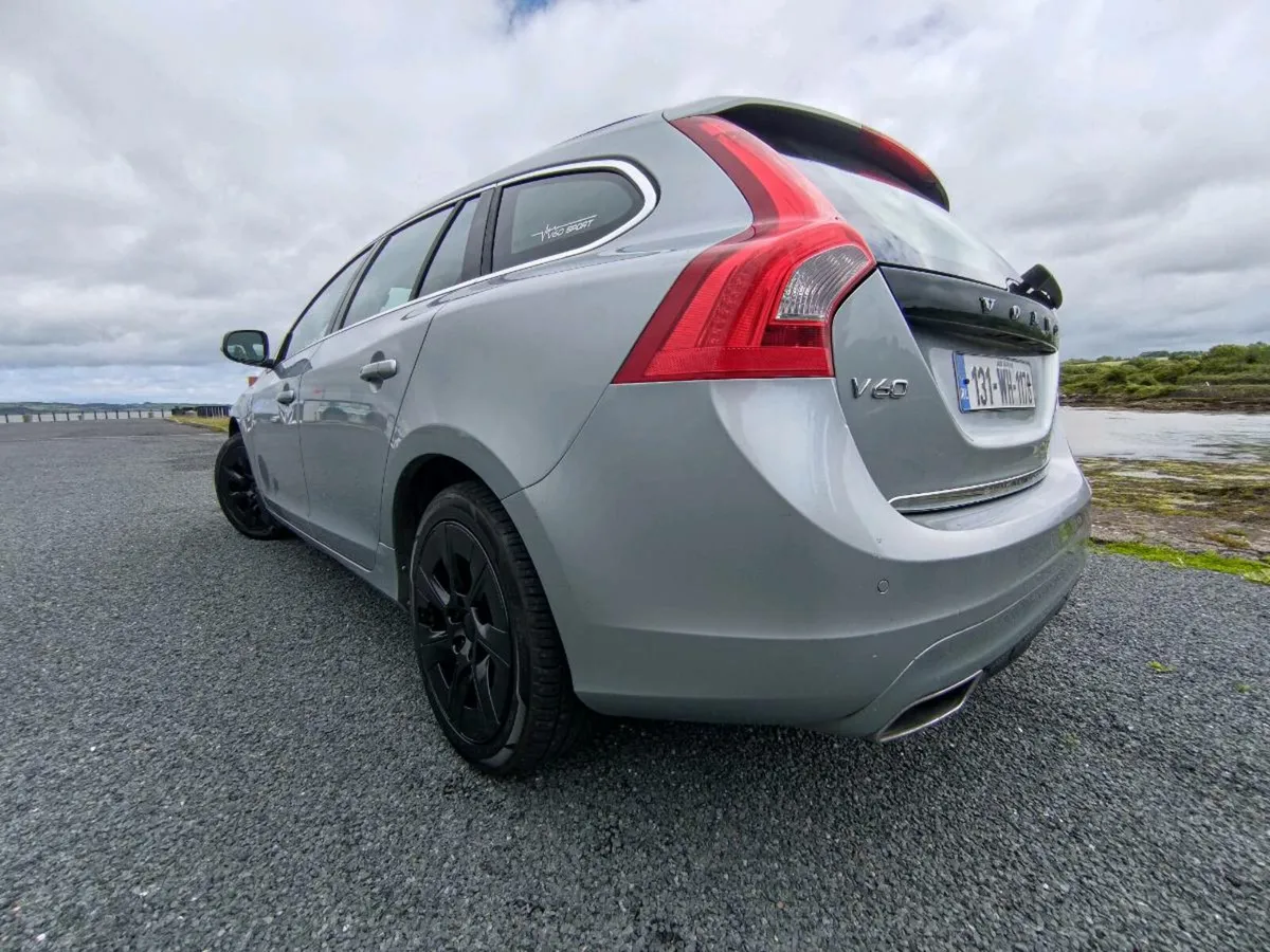 Volvo v60 hybrid diesel limited edition - Image 4