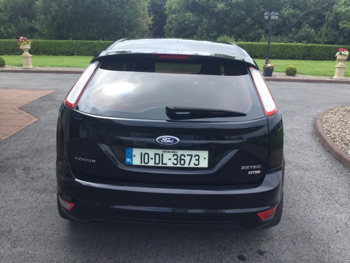 Ford Focus 2010 - Image 2