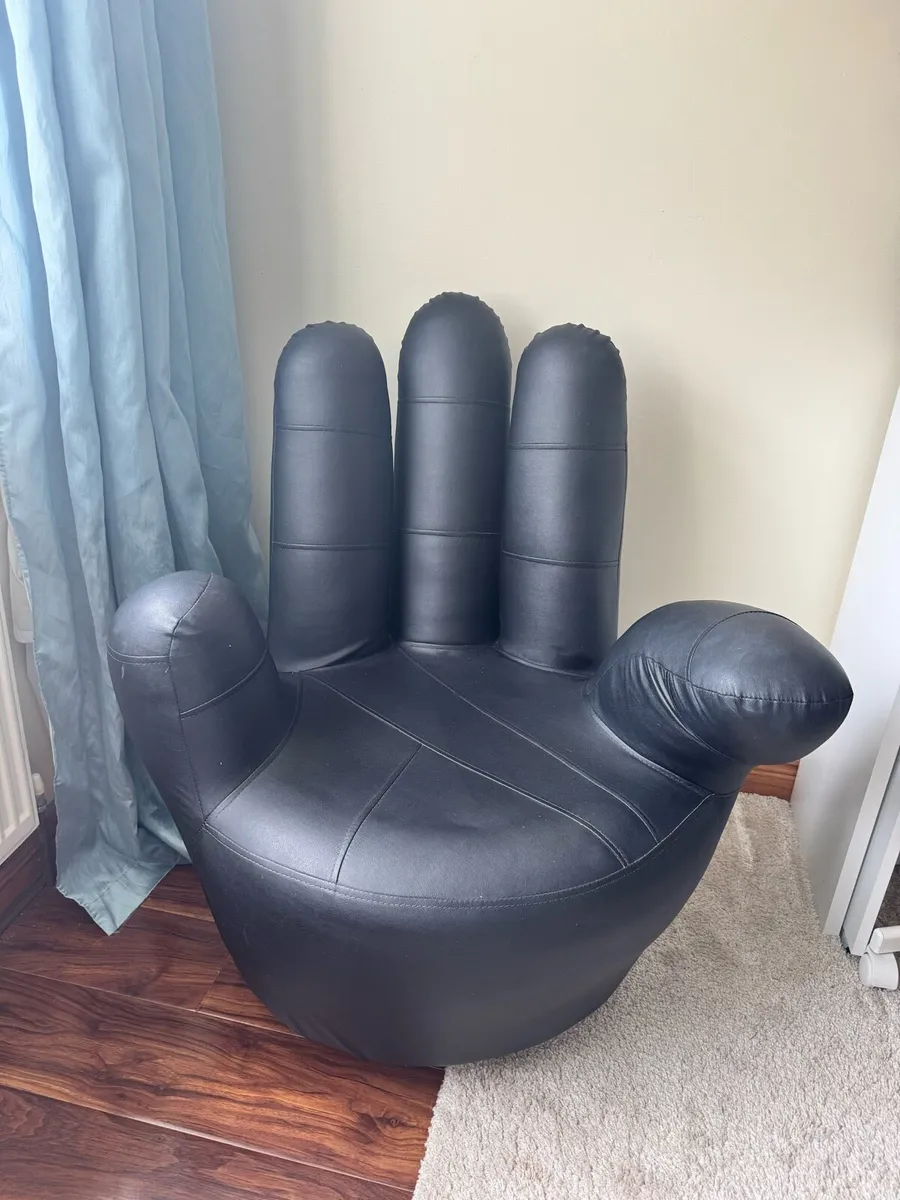 Black leather hand shaped chair - Image 1