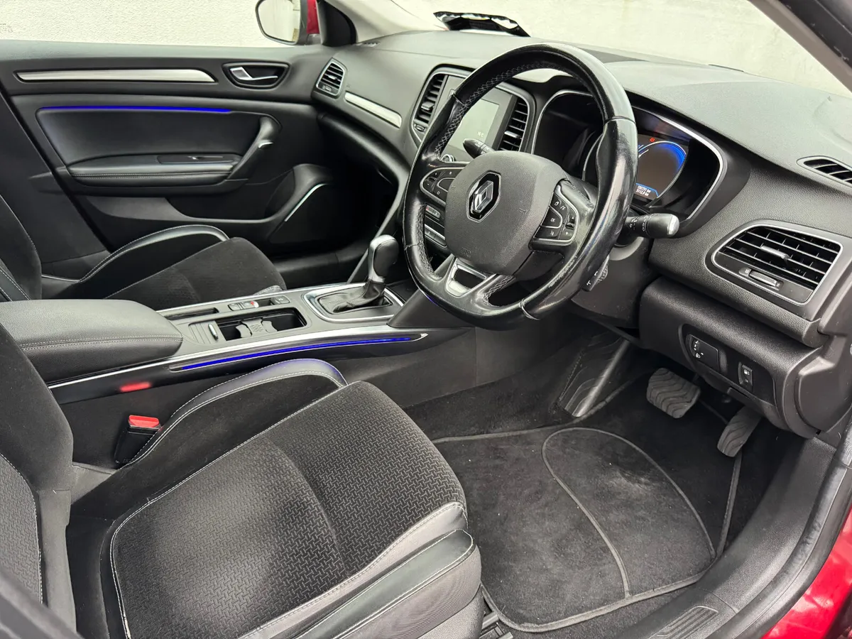 Renault Megane GRAND COUPE DYNAMIQUE AUTOMATIC - Image 4