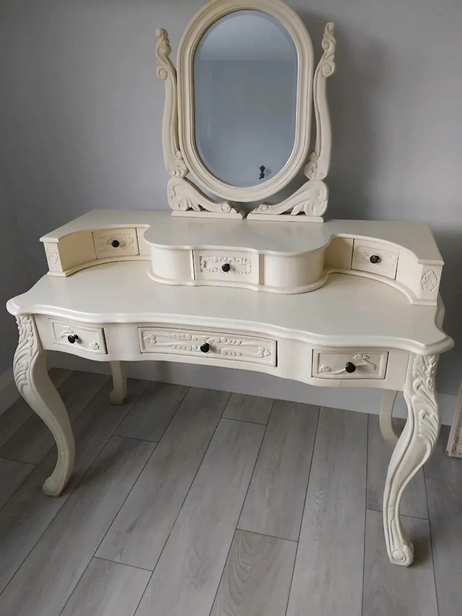 Dressing table - Image 1
