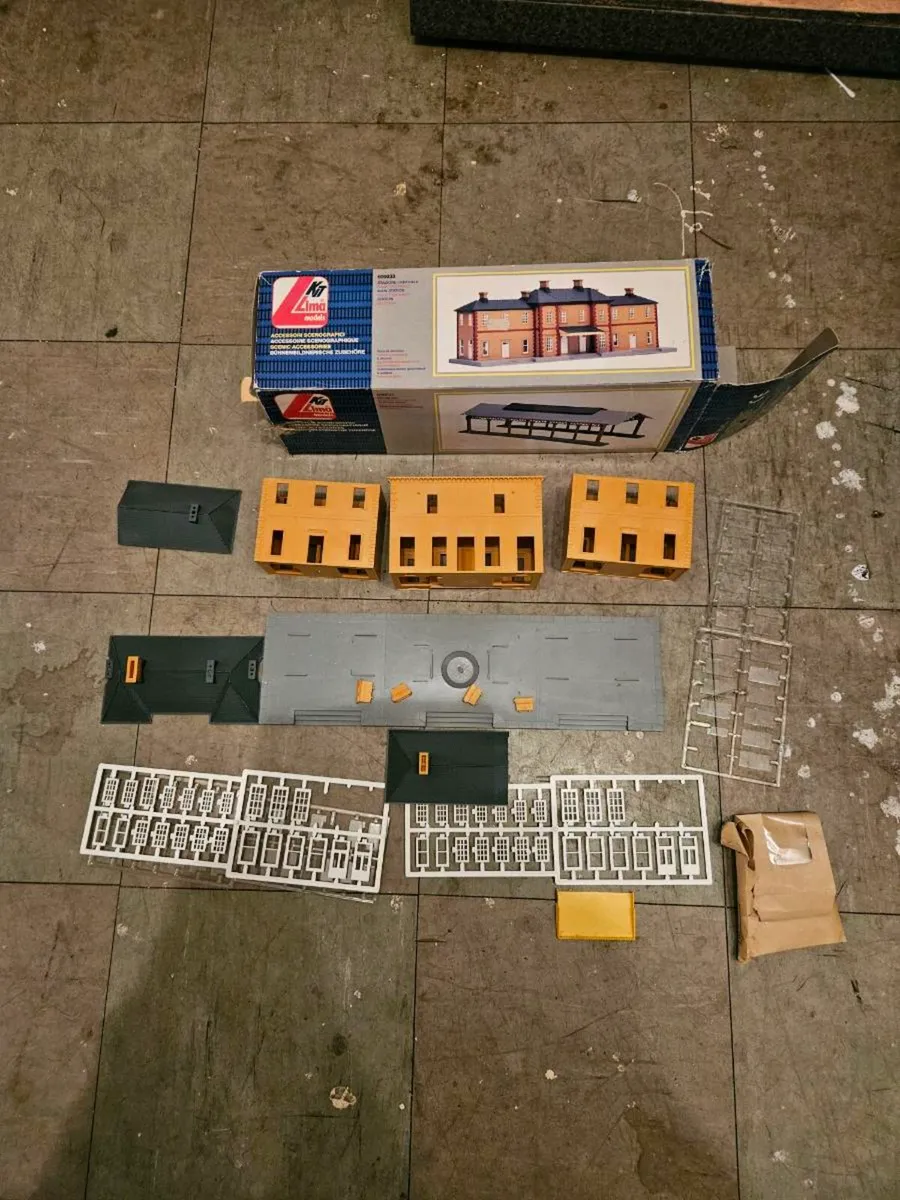 Hornby Lima OO Gauge Train Station - Image 1