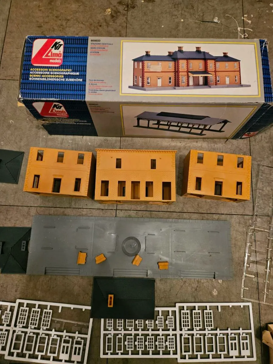 Hornby Lima OO Gauge Train Station - Image 3