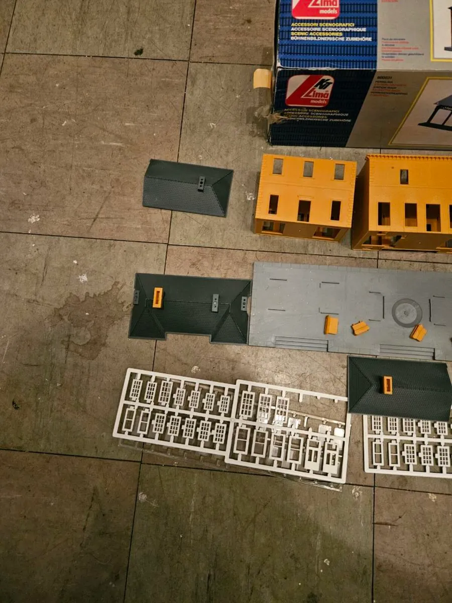 Hornby Lima OO Gauge Train Station - Image 4