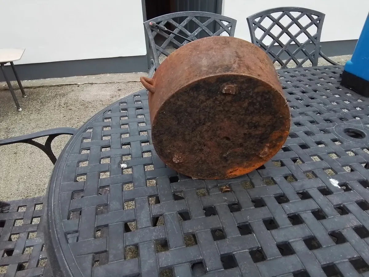 Antique pot - Image 2
