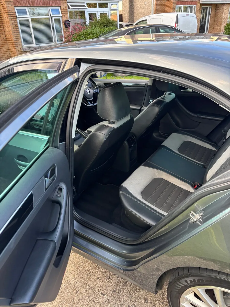 Volkswagen Jetta 2.0L TDI Bluemotion - Image 4