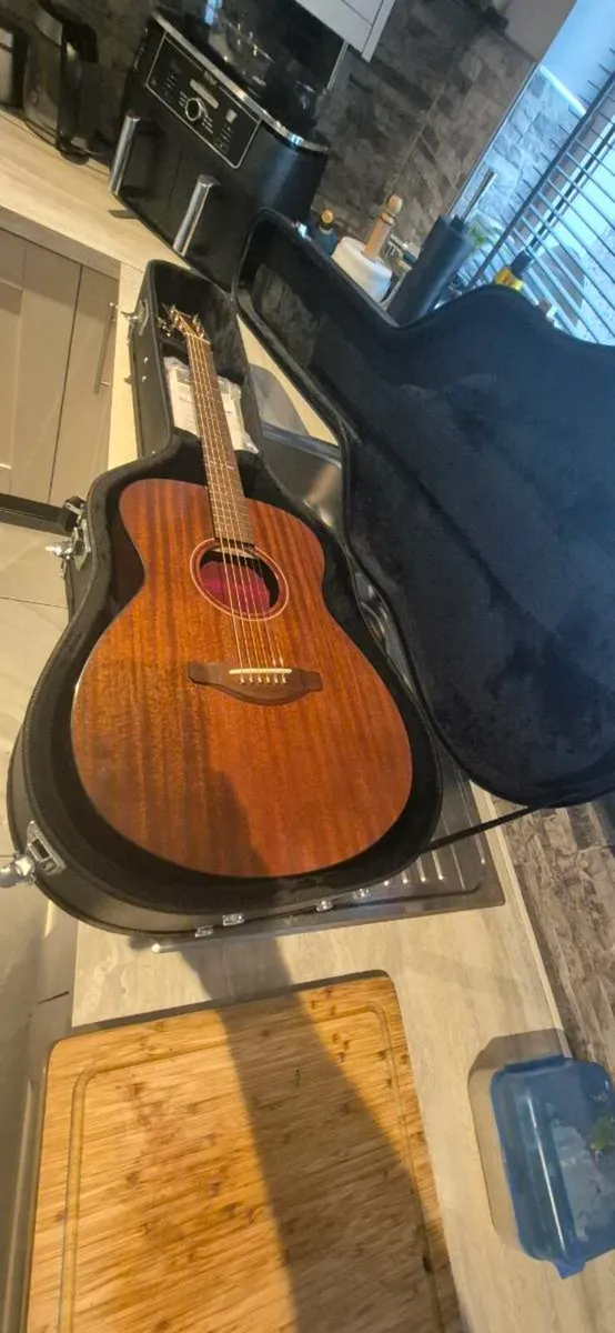 Yamaha stoira 3 guitar - Image 3