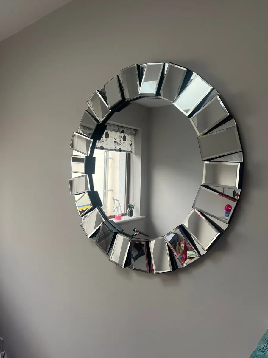 Round Stylish Mirror - Image 1