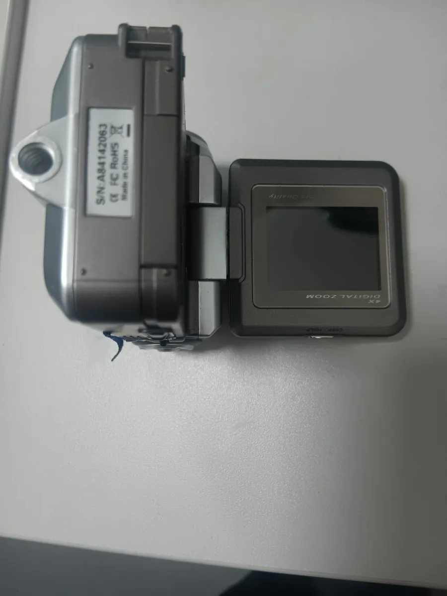 Handheld digital video camera - Image 3