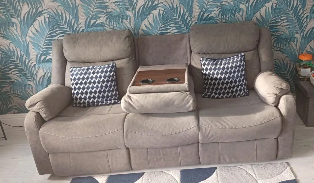 Three seater recliner - Image 1