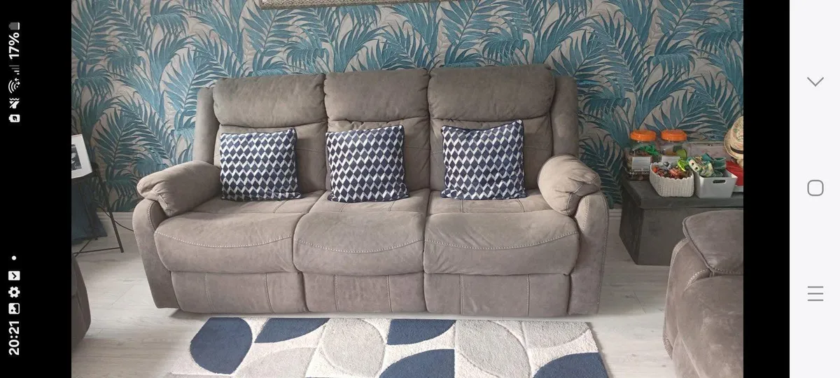 Three seater recliner - Image 2