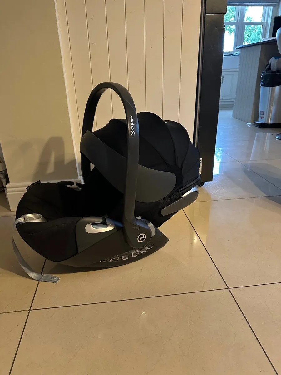 Cybex Car seat and 360 rotating isofix base - Image 4