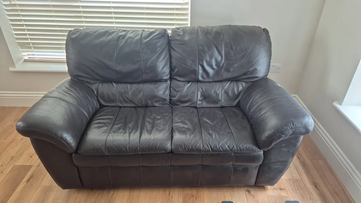 2 seater leather couch - Image 1