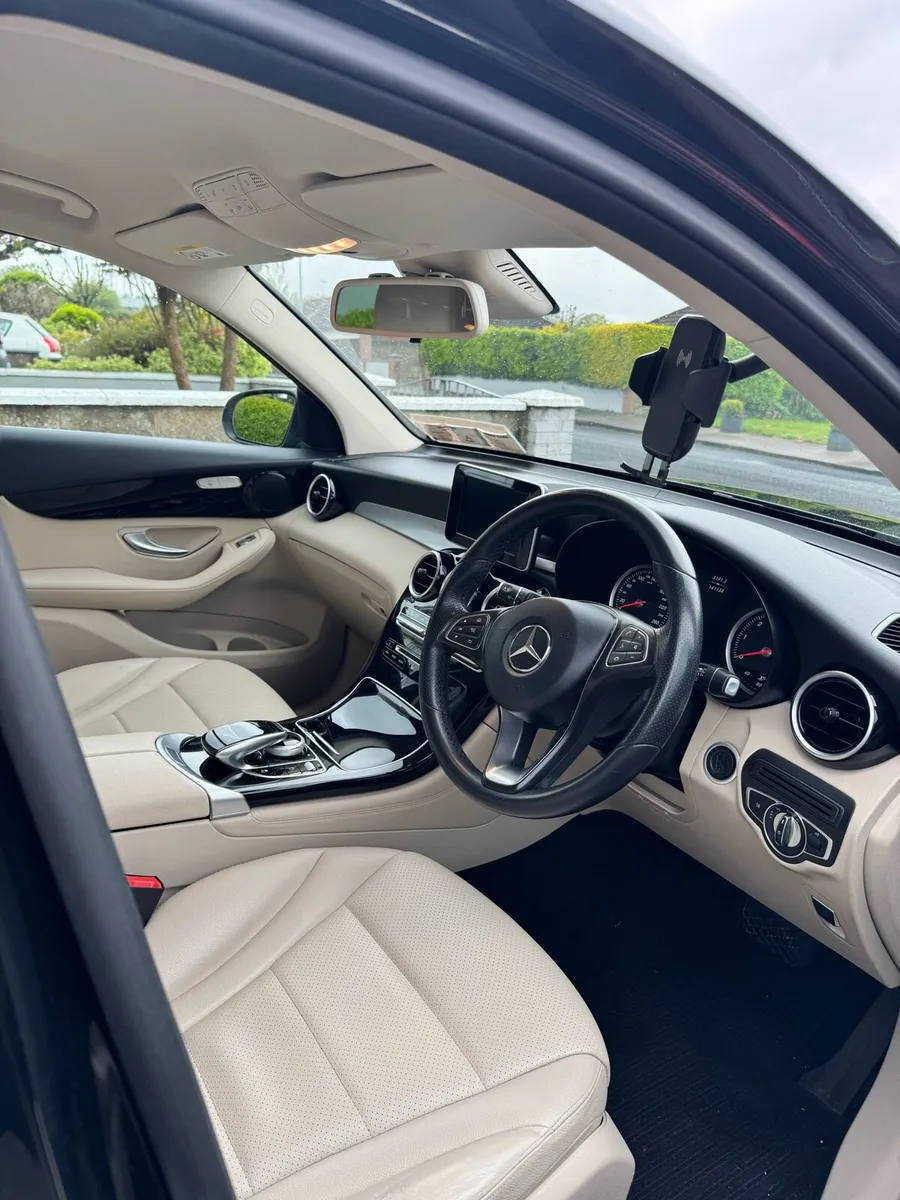 181 Mercedes-Benz GLC 220d - Image 2