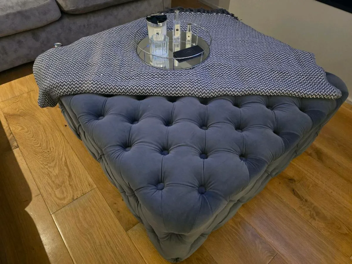 Couch and living room furniture - Image 2