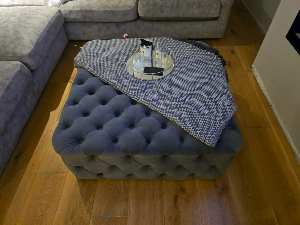 Couch and living room furniture - Image 3