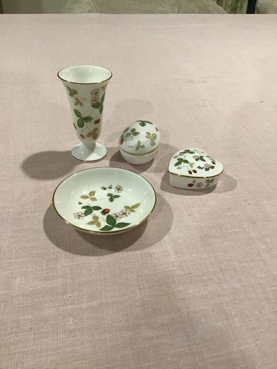 Wedgwood bone china, Wild strawberry