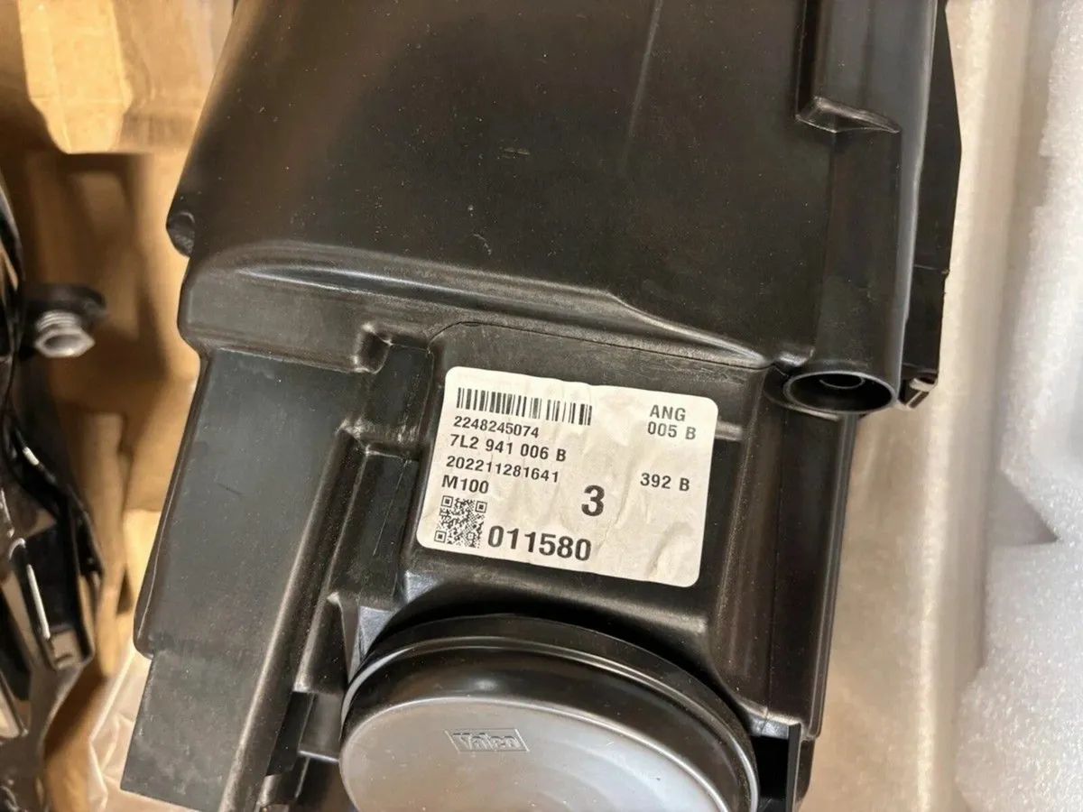 VW T6.1 Brand New Genuine Headlights Pair - Image 4