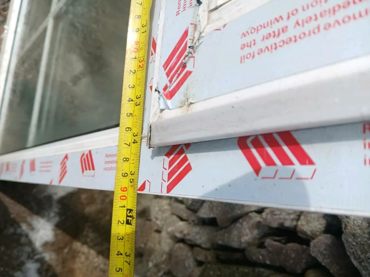 5ft 5 x 2ft 11 pvc window FERMOY - Image 2