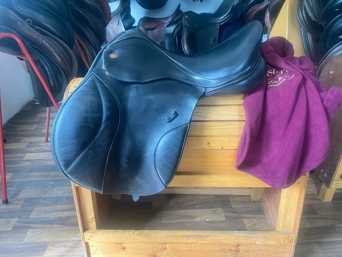 17.5 Kent & master Leather adjustable saddle - Image 1
