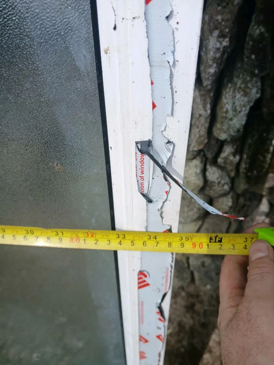5ft 11 x 2ft 11 pvc window FERMOY - Image 2