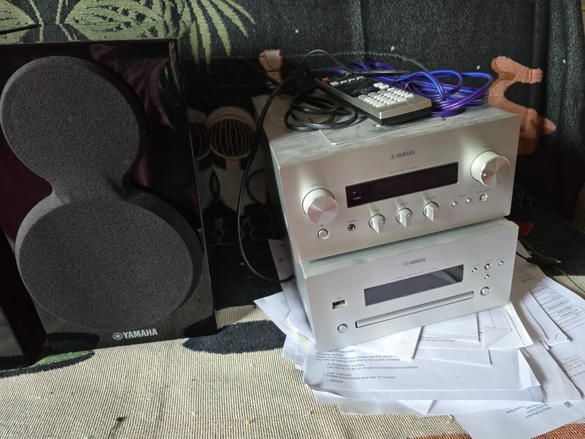 Yamaha Pianoblack HiFi audio centre. - Image 2