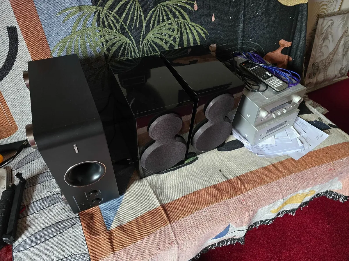 Yamaha Pianoblack HiFi audio centre. - Image 1