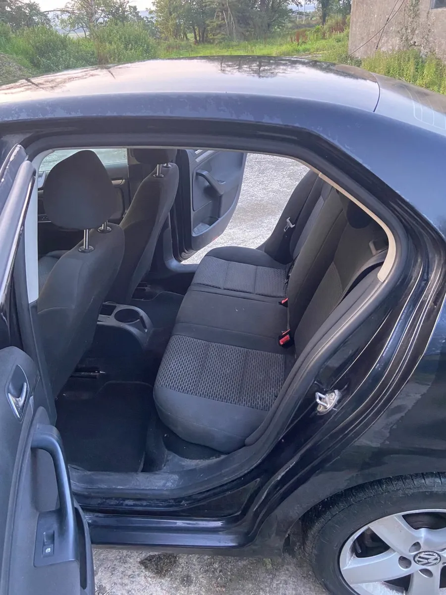 Volkswagen Jetta 2011 - Image 2