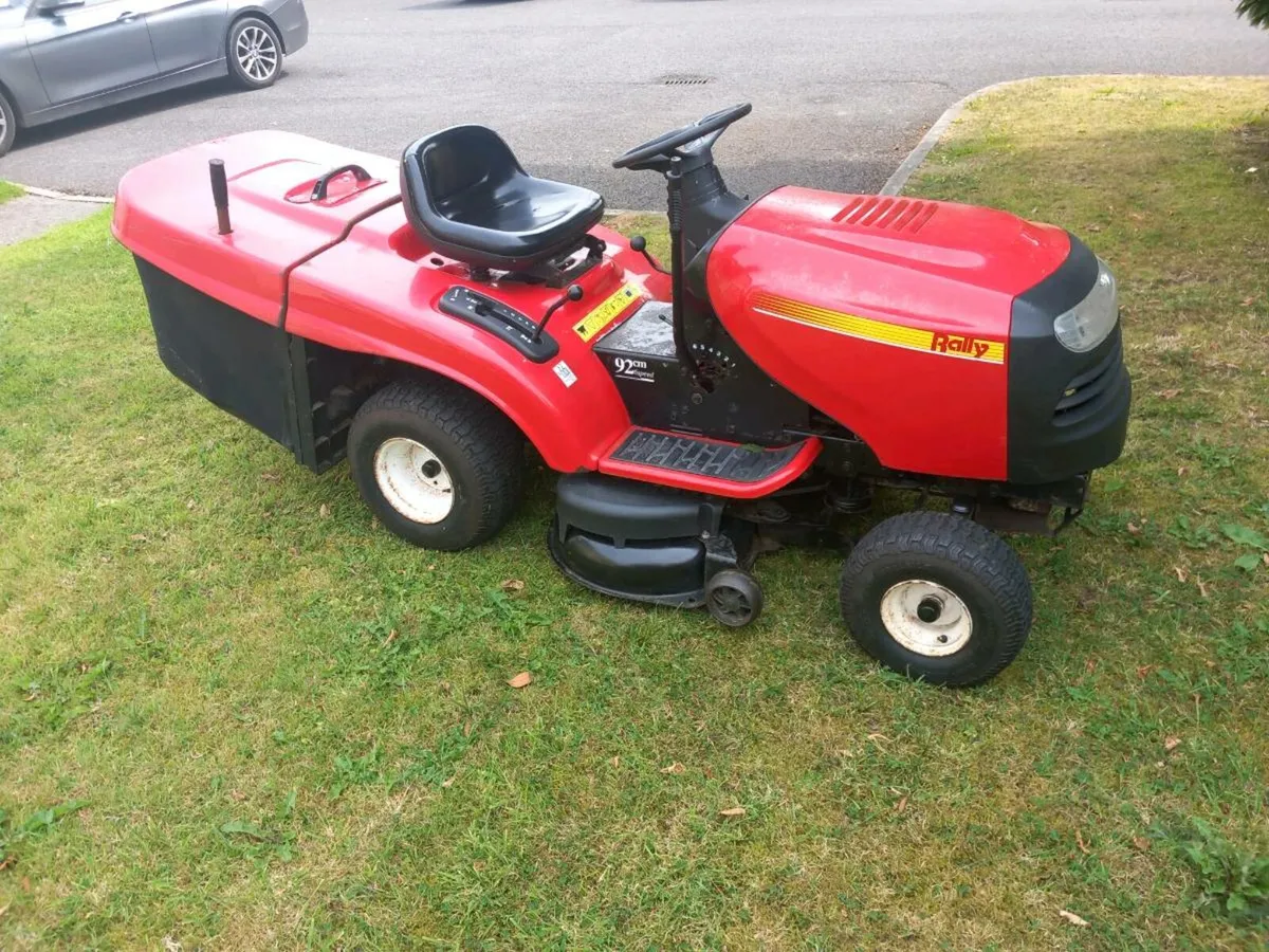 Ride on lawnmower - Image 1