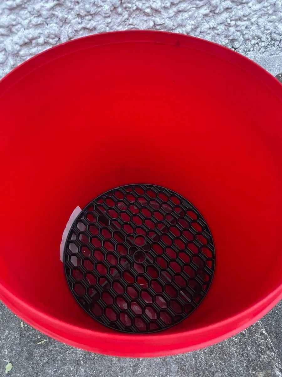 2X 20Litre Buckets With Grit Guards - Image 2