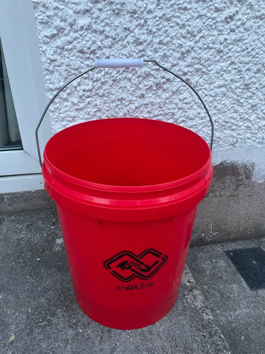 2X 20Litre Buckets With Grit Guards - Image 3