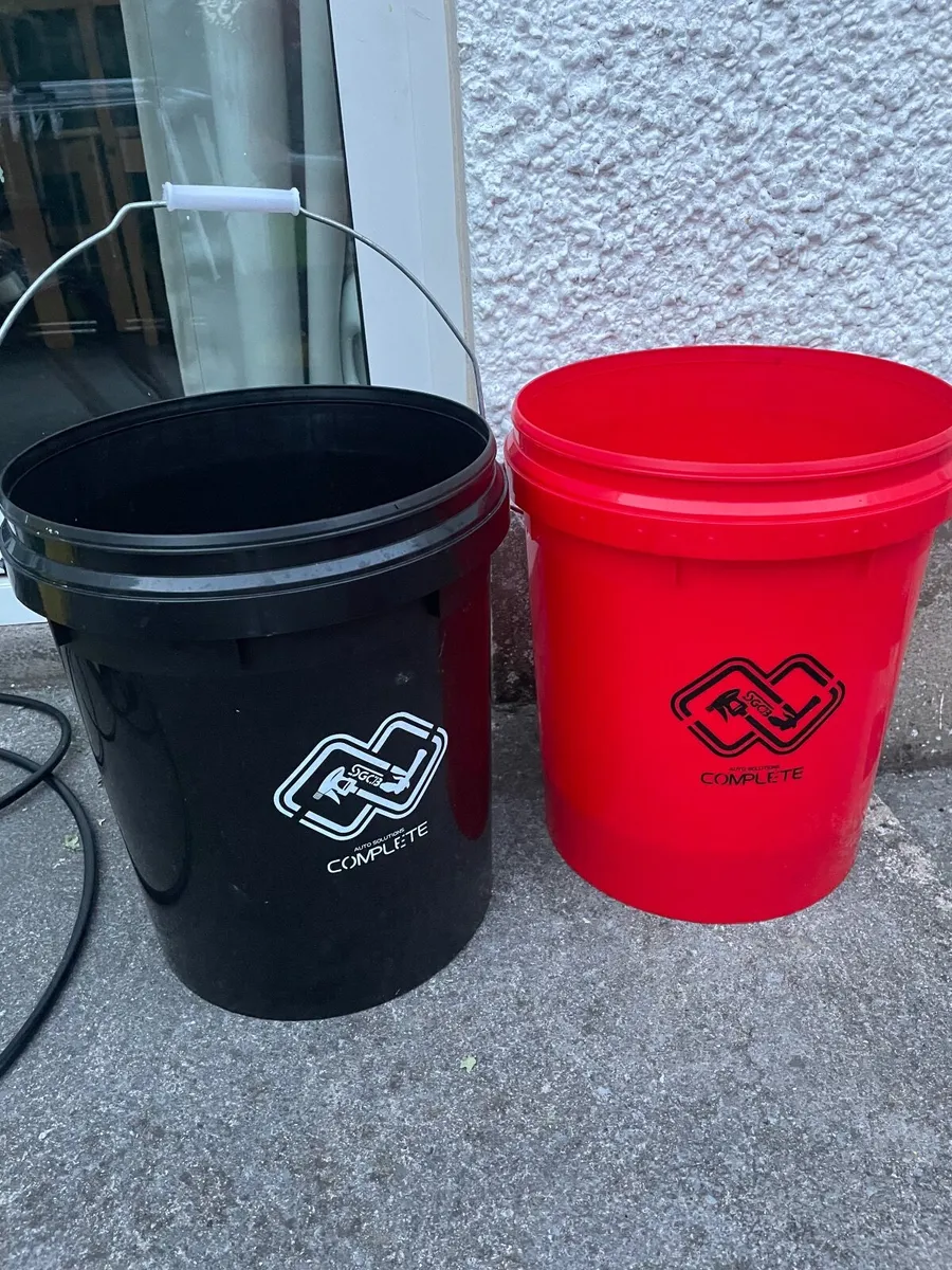 2X 20Litre Buckets With Grit Guards - Image 1