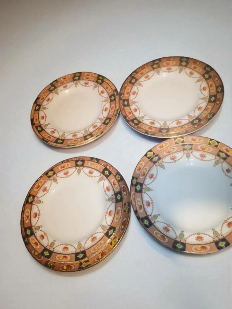 8x Lovely Arklow dinner plates - Image 1
