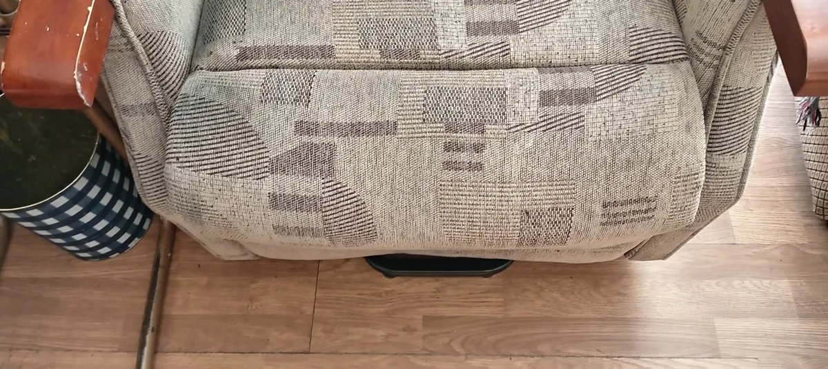 Riser recliner chair - Image 3