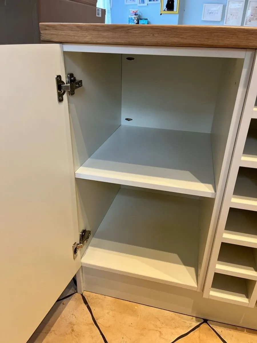 Kitchen Island - Image 3