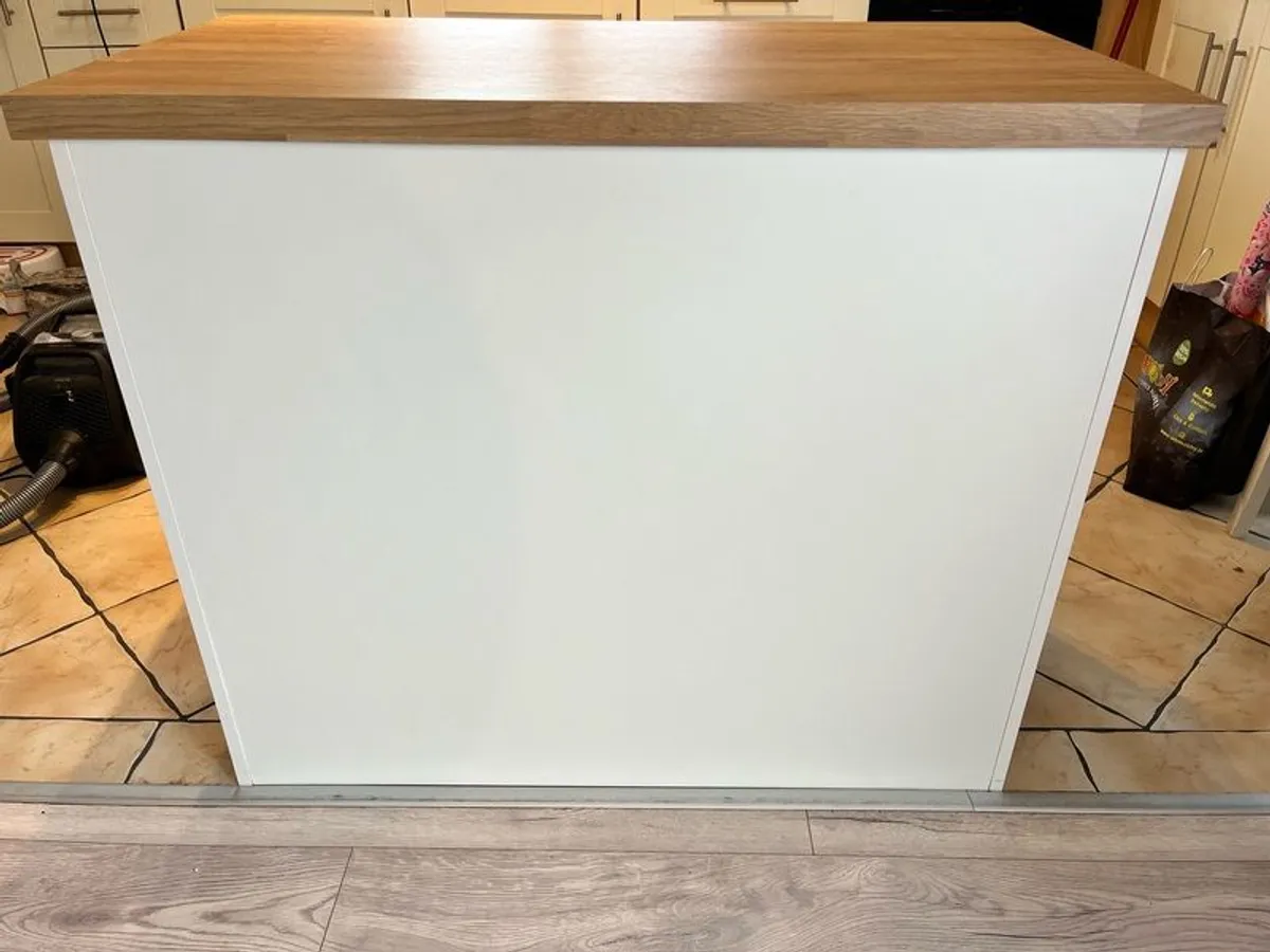Kitchen Island - Image 4
