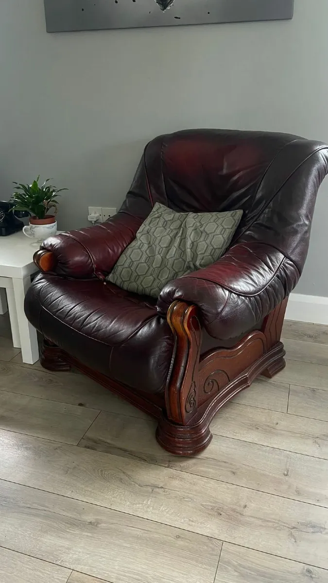 3 piece leather couch and armchairs - Image 2