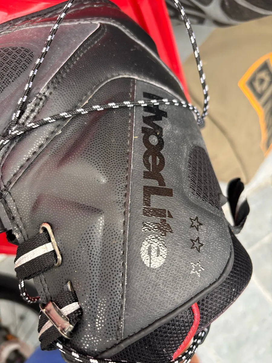Hyperlite Wishbone Wakeboard With Bindings - Image 4