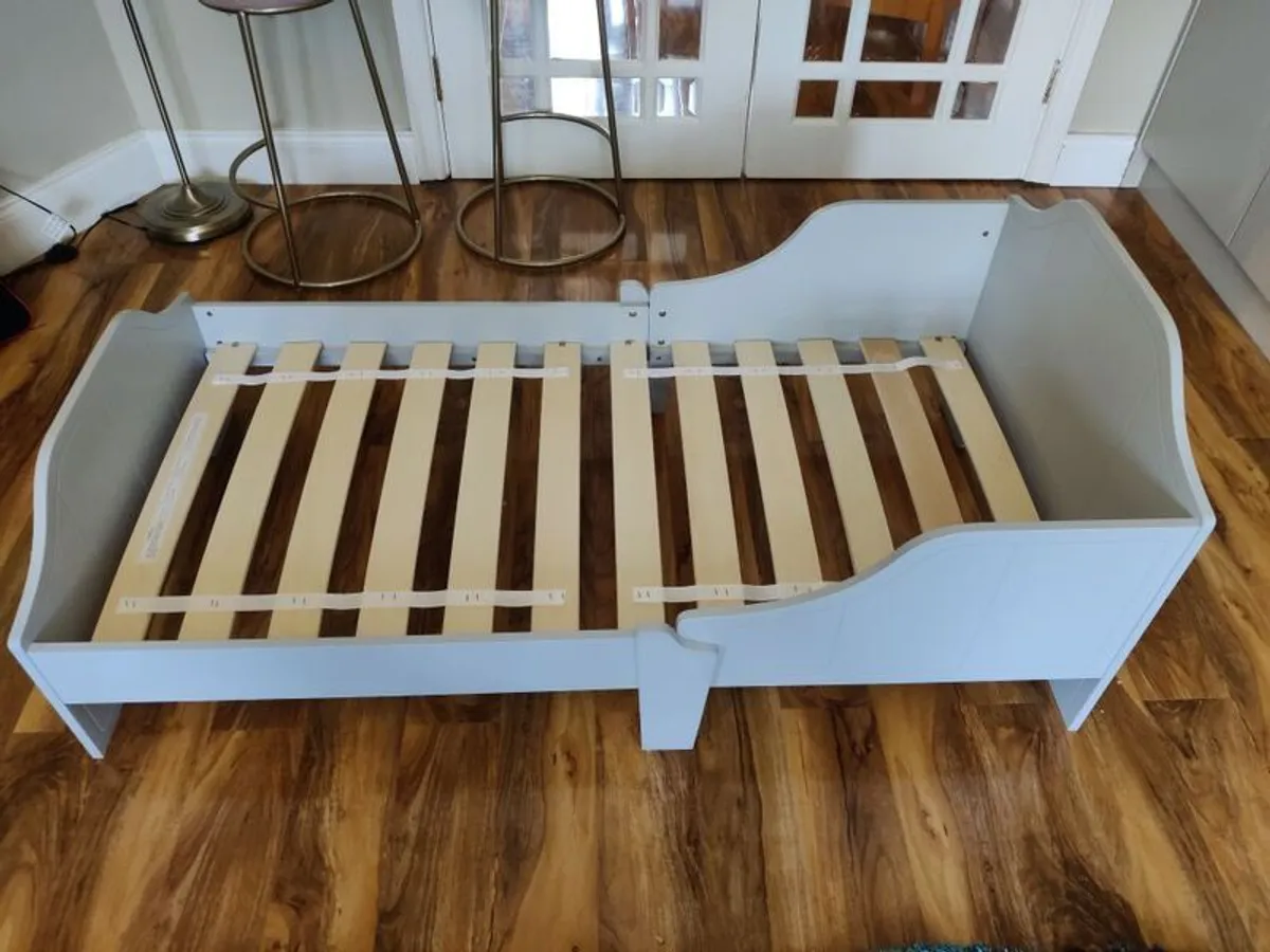 Kids bed & mattress - Image 2