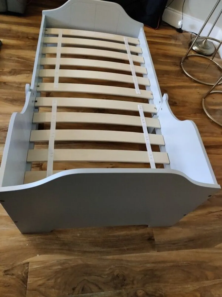 Kids bed & mattress - Image 3