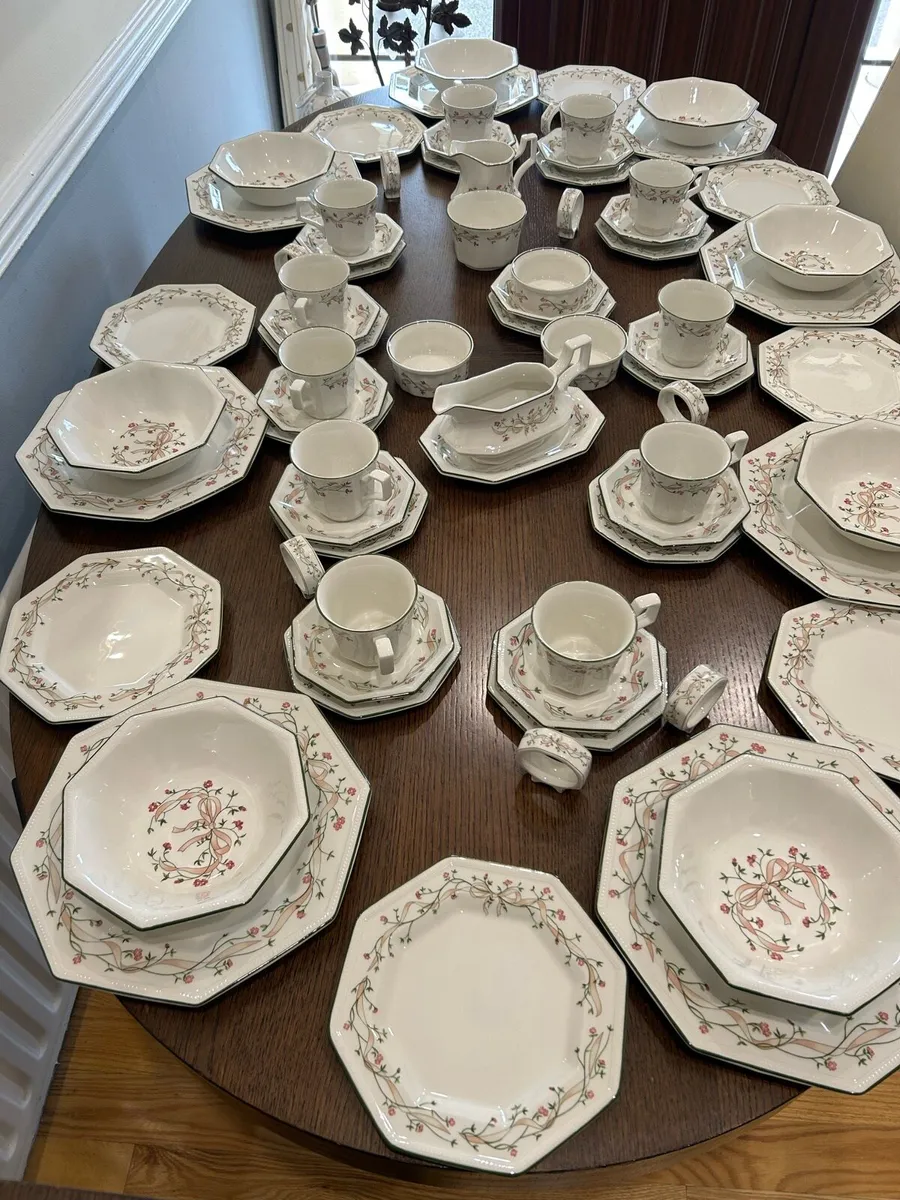 JOHONSON BROS Eternal beau dinner service - Image 1