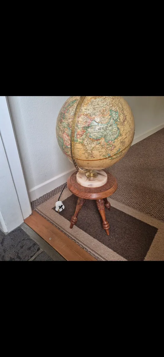 Globe and stool - Image 2