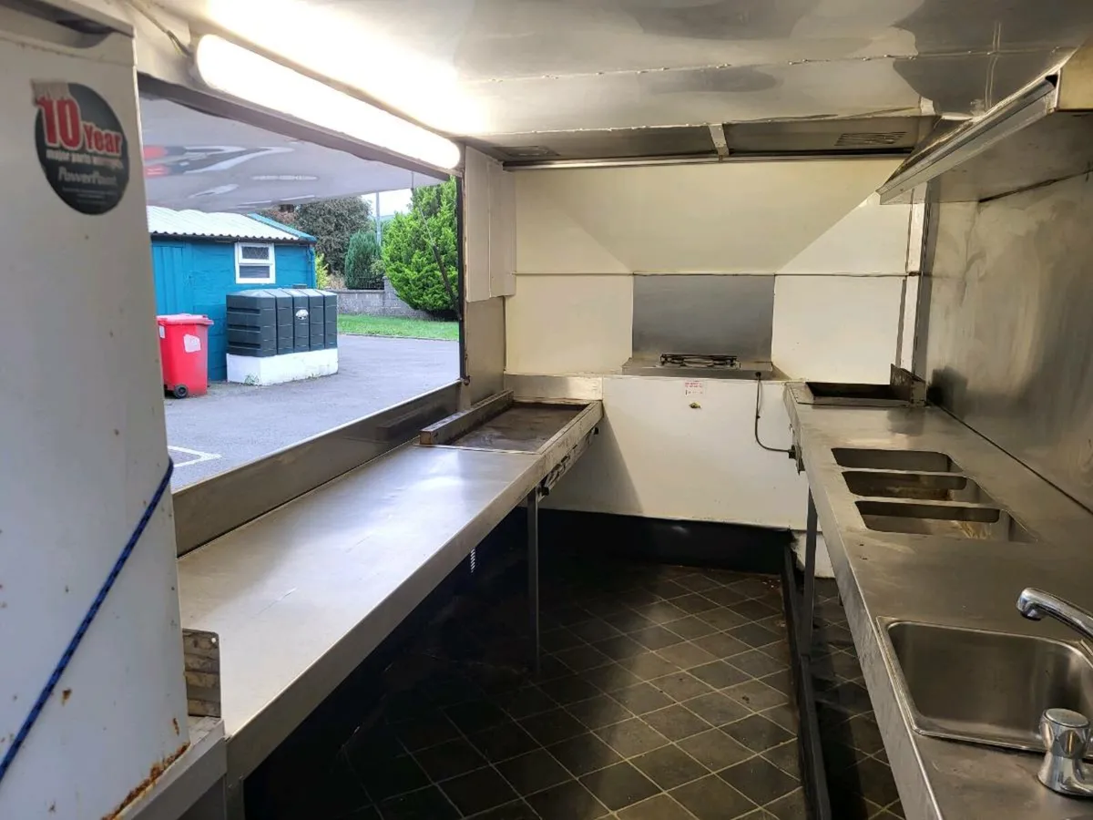 Catering trailer - Image 4