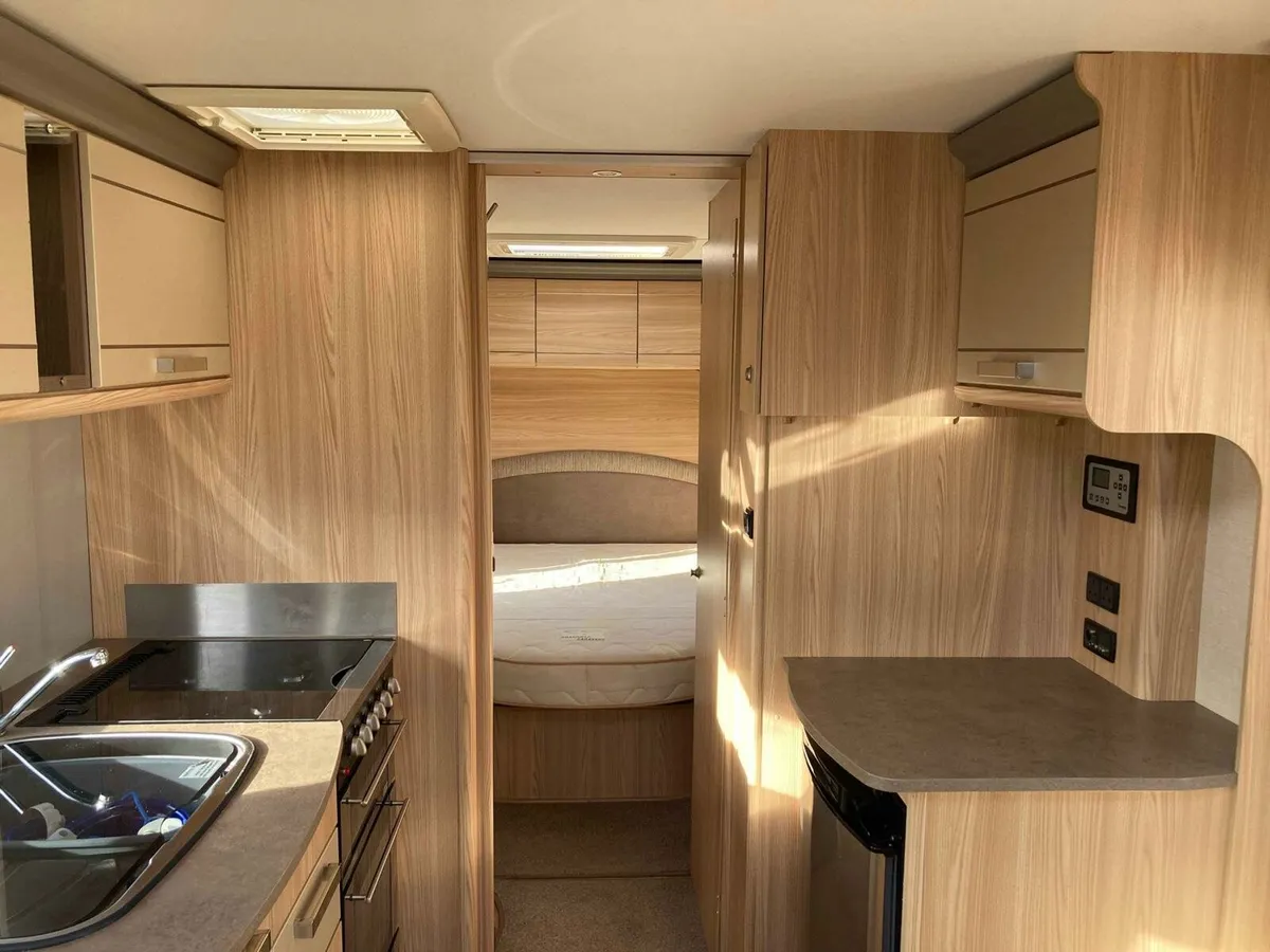 Coachman pastiche island bedroom - Image 3