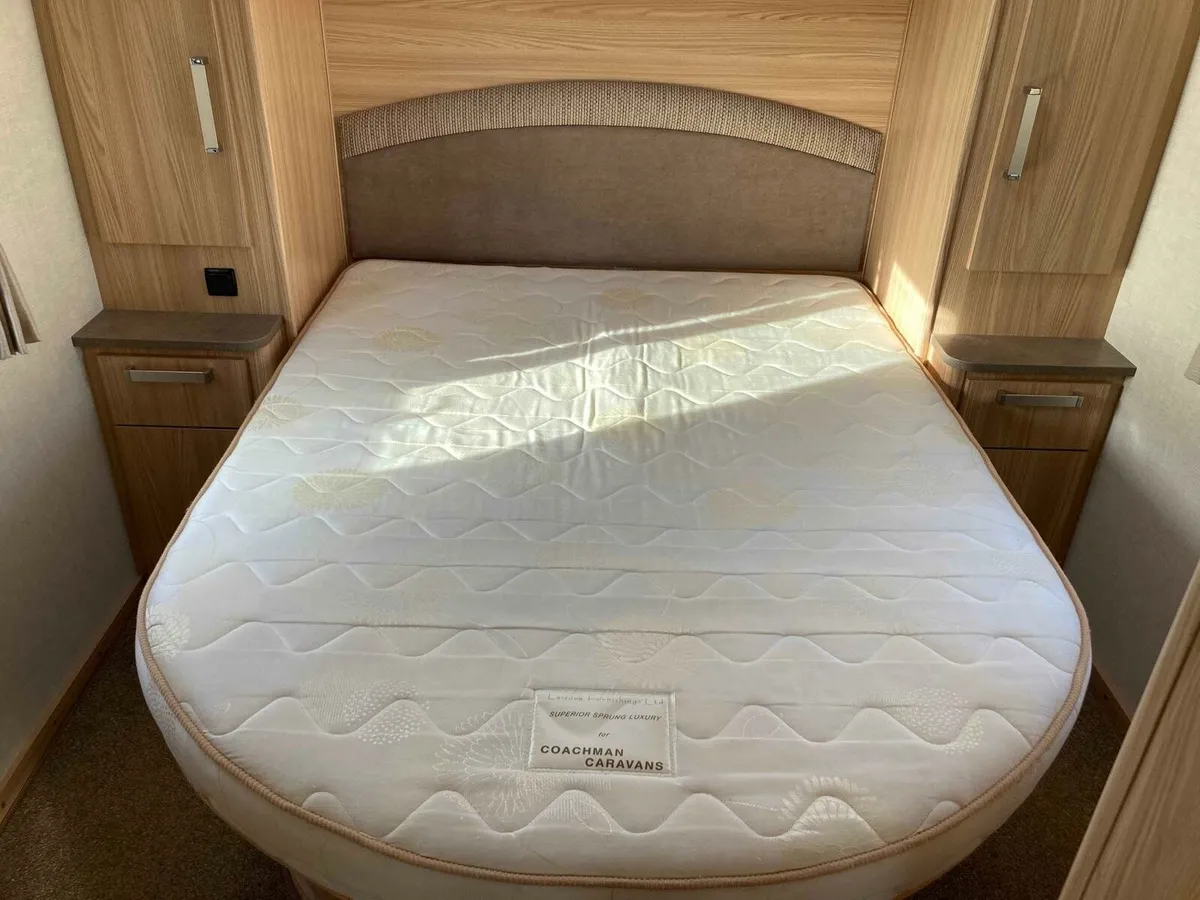 Coachman pastiche island bedroom - Image 4