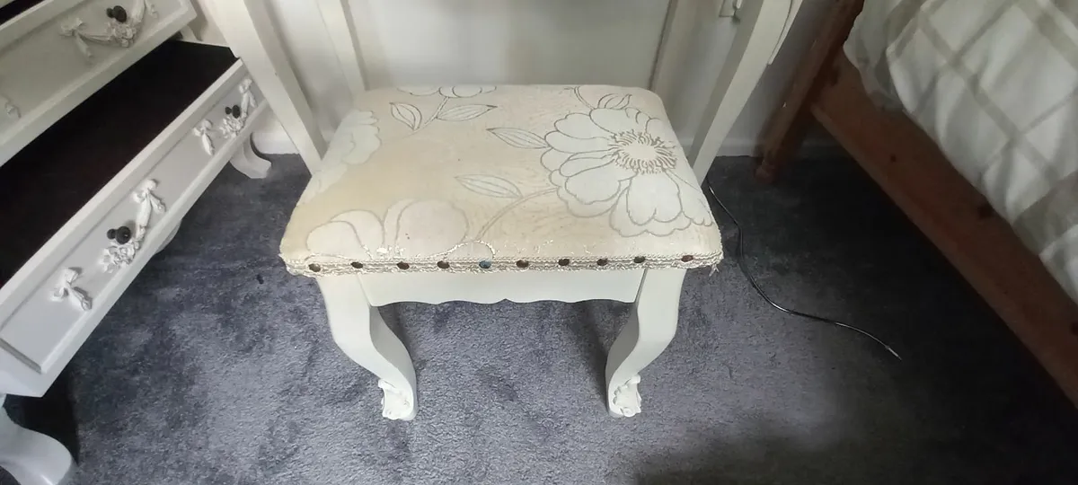 Dressing table - Image 1